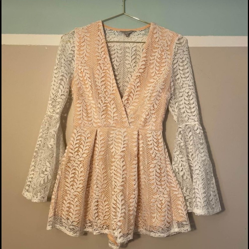 -Lace sleeves